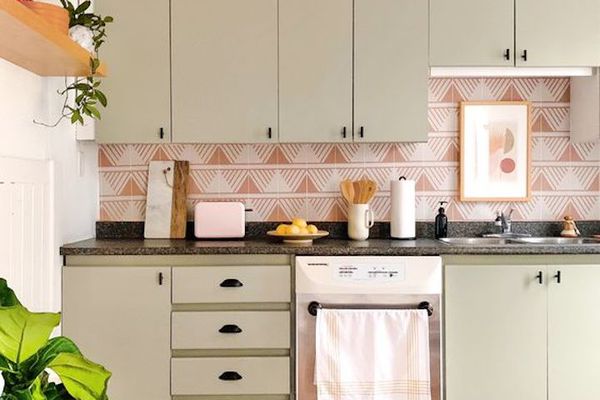 有植物的贤者绿色现代厨房。