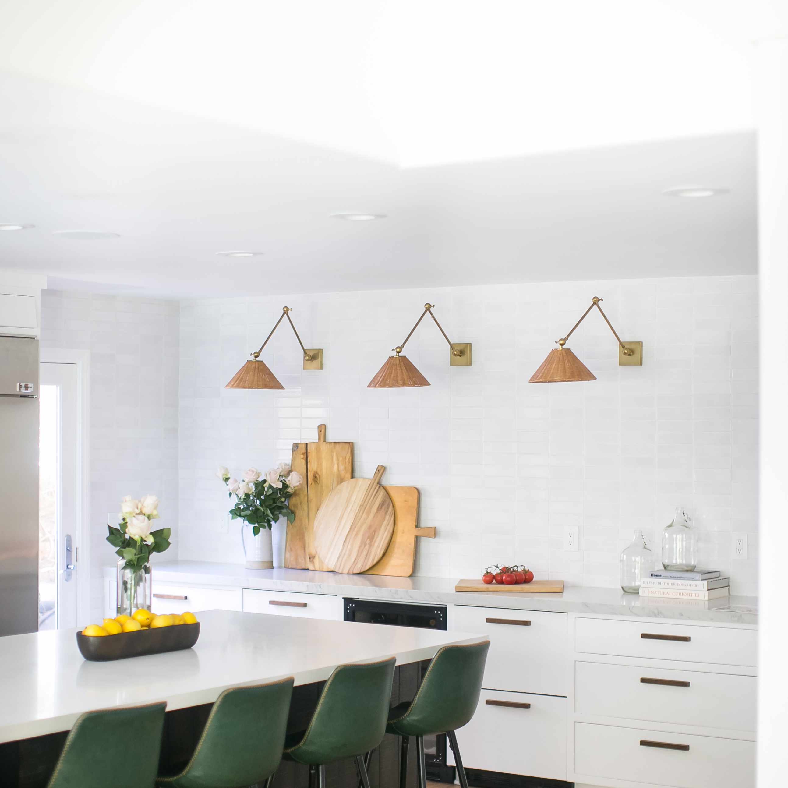 绿色和白色的厨房