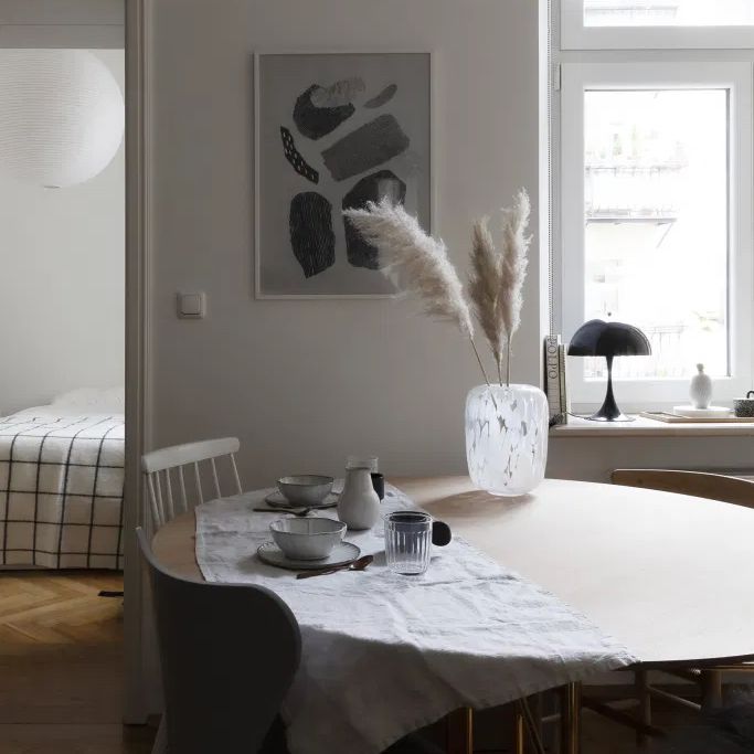 带有简单玻璃器皿的穆迪餐厅。