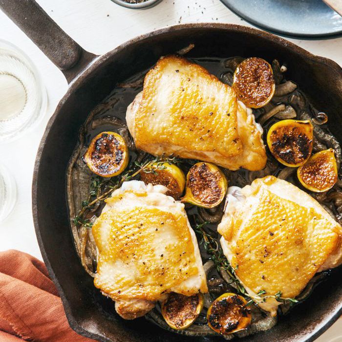 一煎锅大蒜烤鸡用焦糖无花果和洋葱