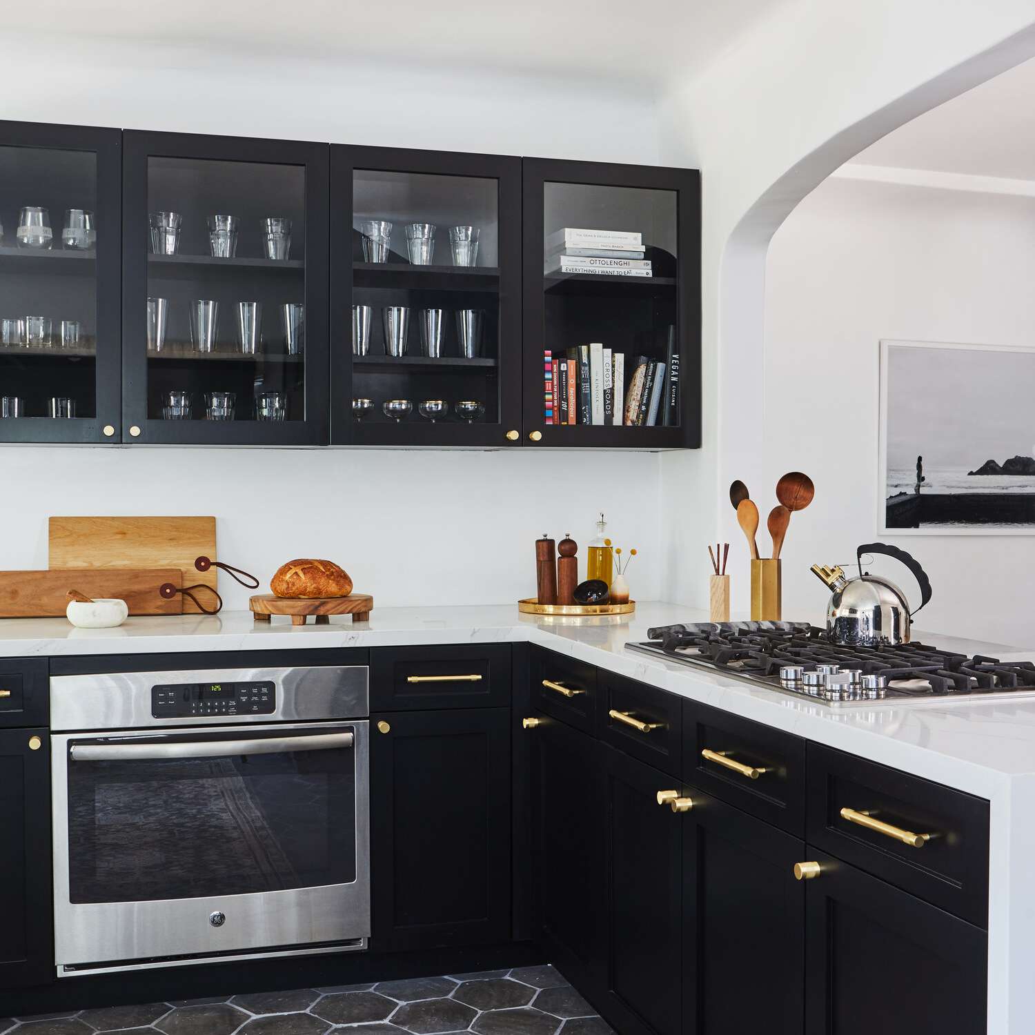 一间全黑厨房配有配套柜和地板