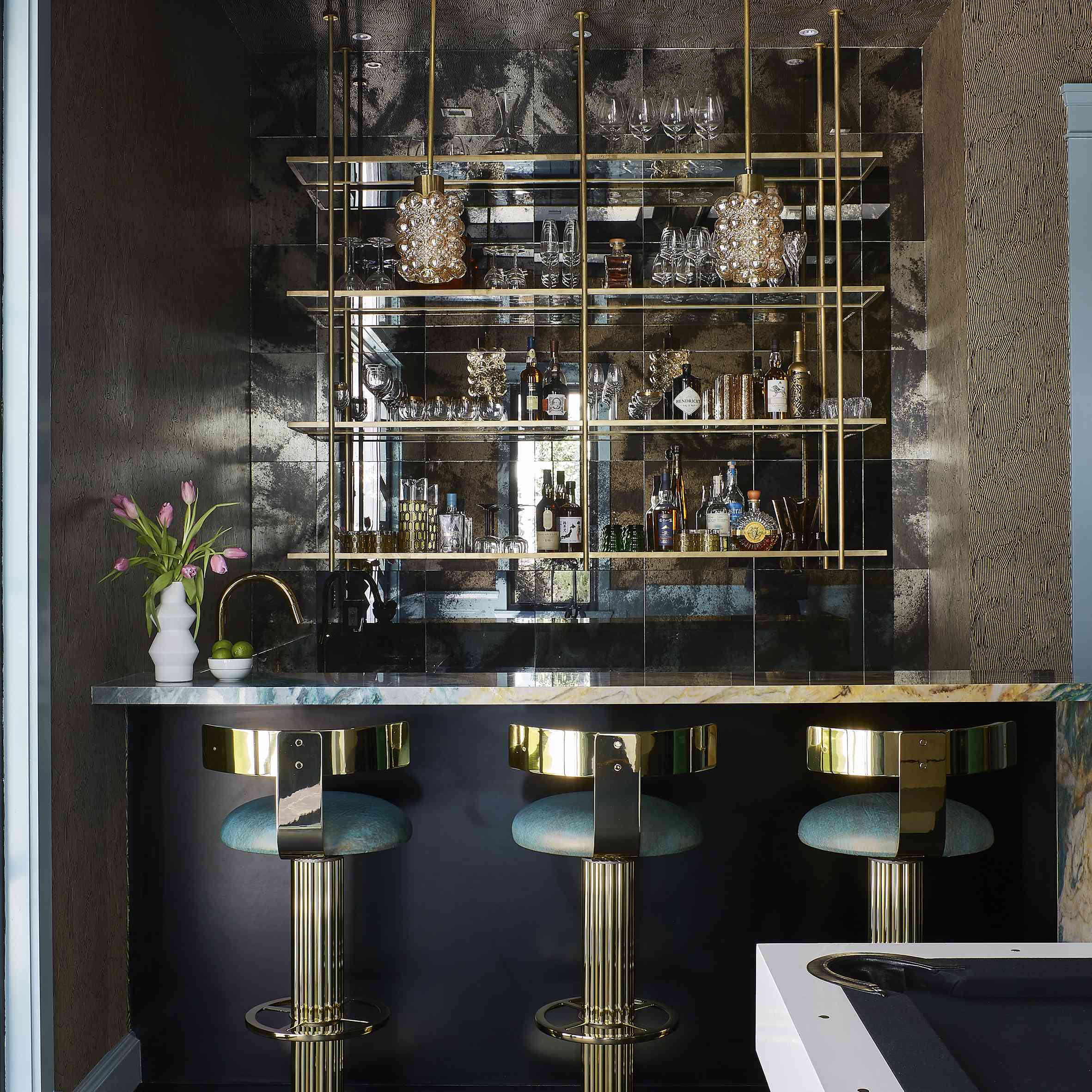 带金凳子的酒吧。