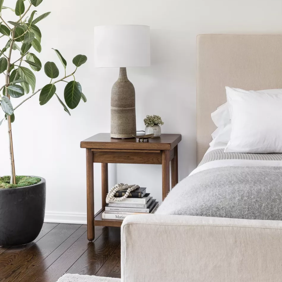 带有床头柜的极简主义卧室