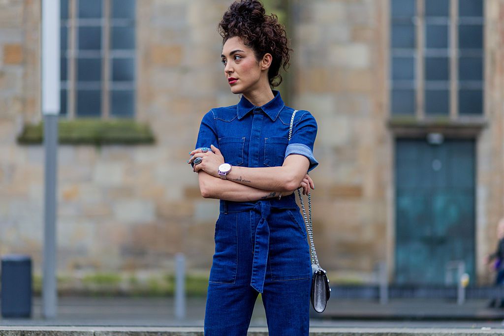 一个女人双手交叉，看上去很不耐烦。