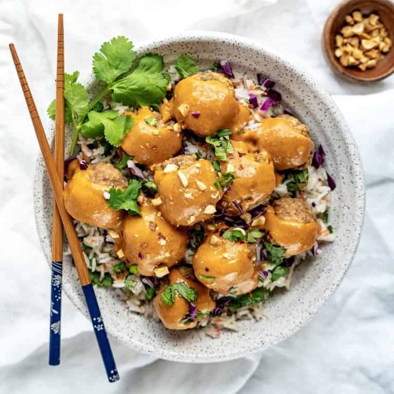 火鸡肉丸配酱汁放在盘子里