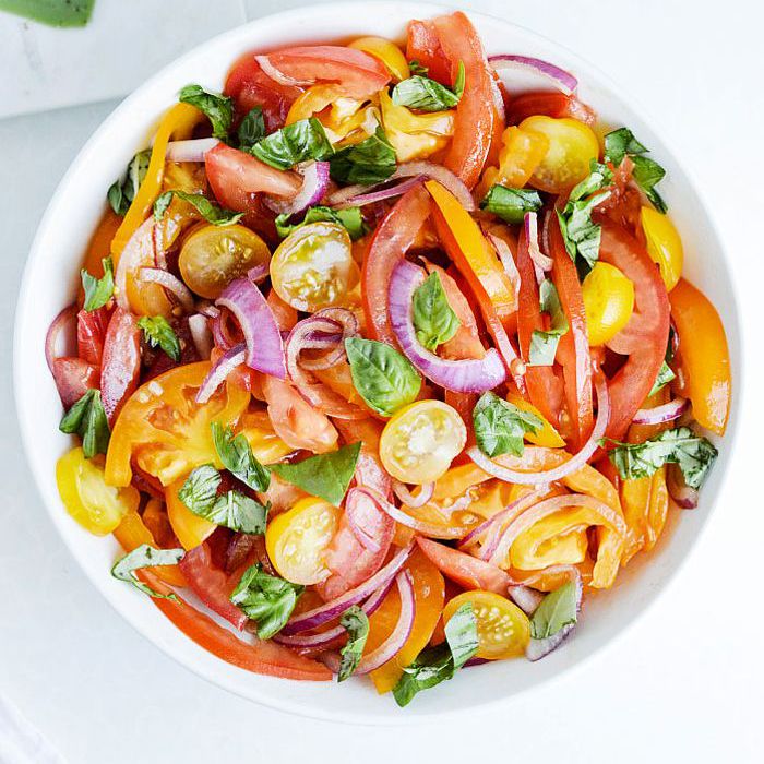 作为小吃:夏日沙拉配烤面包