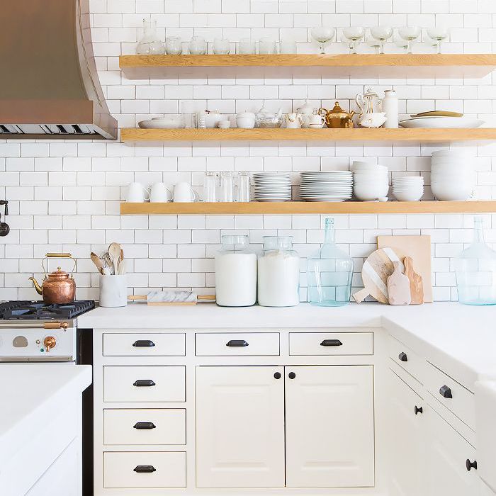 白色的厨房，白色的砖墙