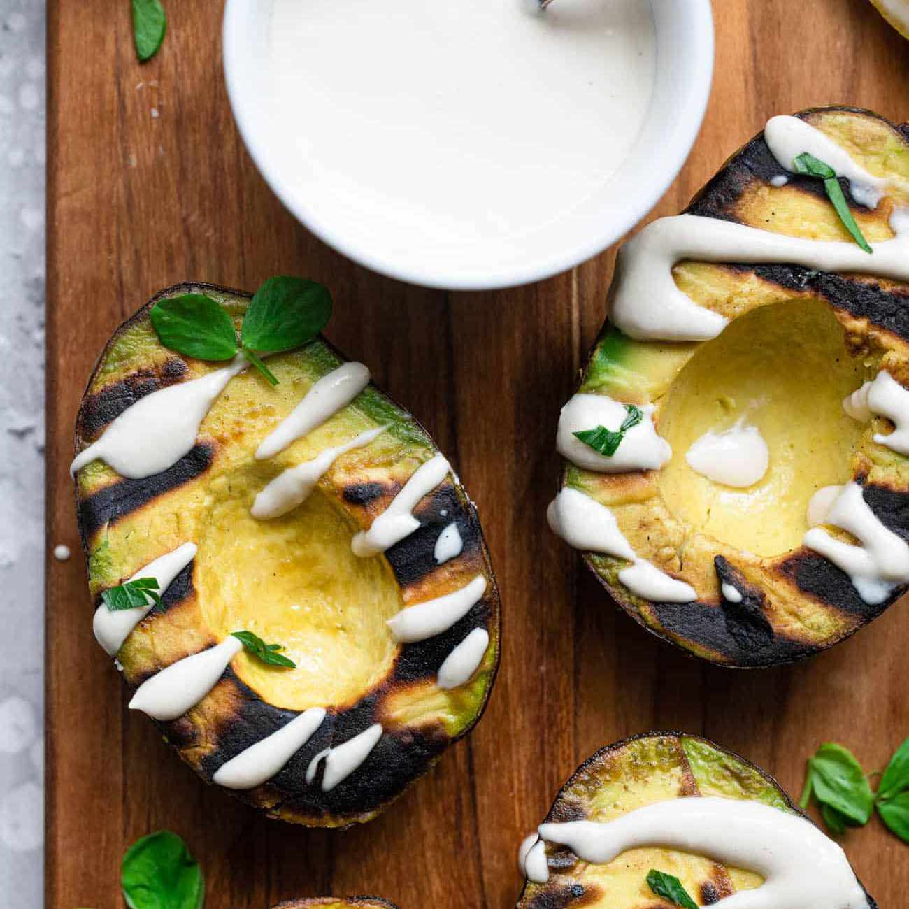 烤牛油果芝麻酱汁