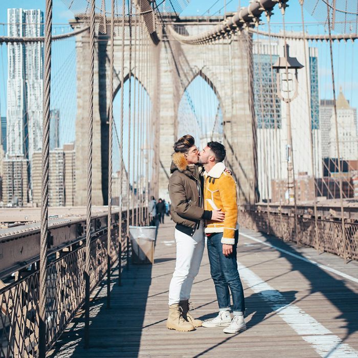 一对情侣在布鲁克林大桥上接吻