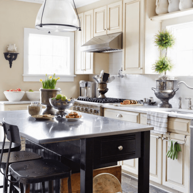 厨房岛与砧板的低架