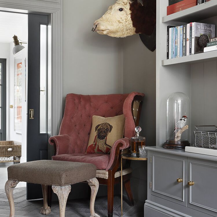 角落里有一把古老的红色扶手椅。