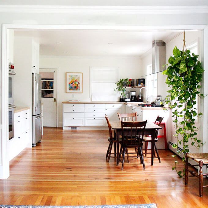 明亮的开放式厨房，悬挂着花盆。