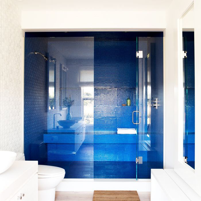 浴室色彩观念 - 皇家蓝色瓷砖淋浴