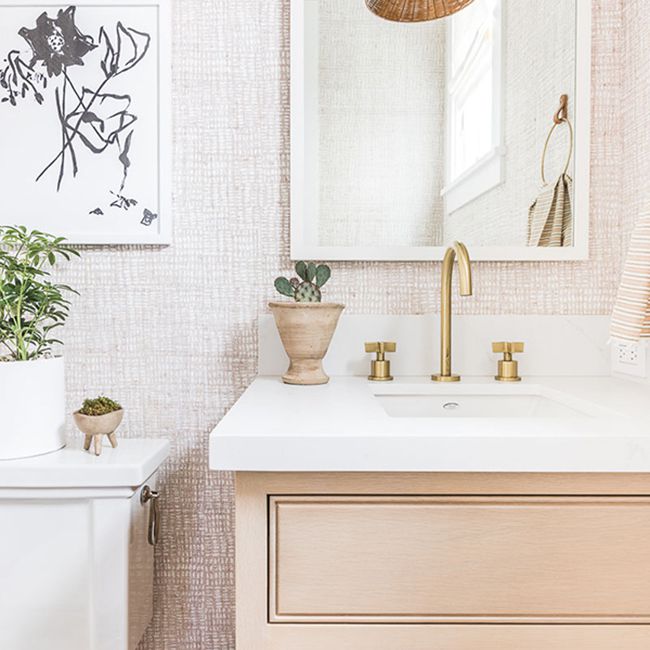 粉红色的墙纸浴室