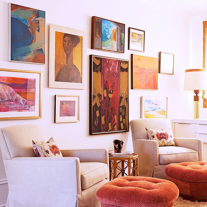 多彩的现代和复古空间装饰着Rucker home的办公室，两边墙壁都有框架艺术