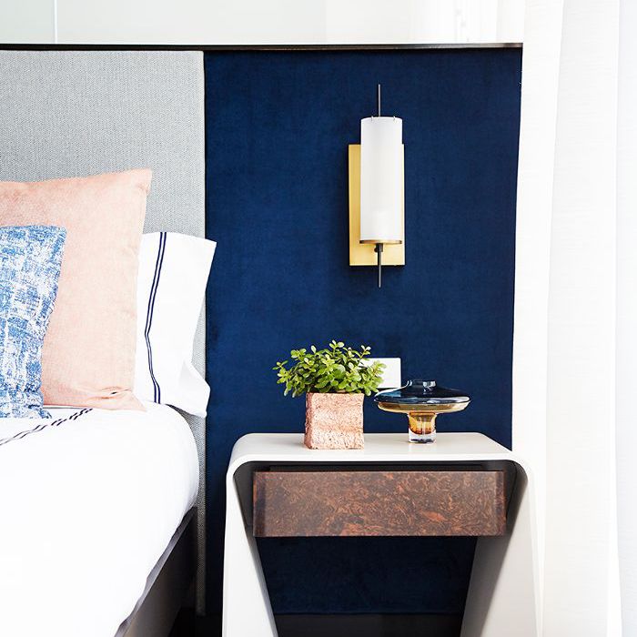 蓝色装饰的卧室”class=