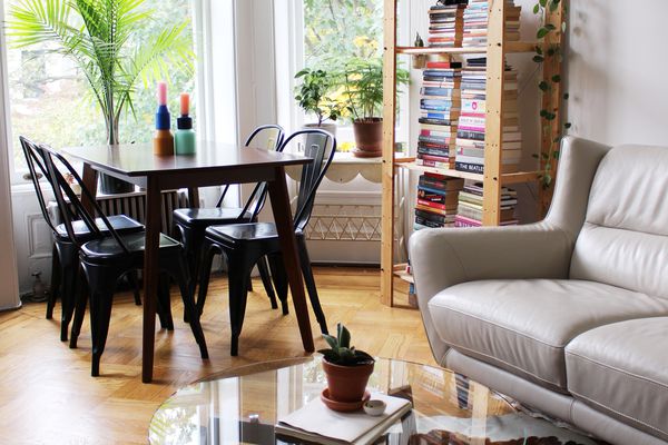 525平方英尺公寓的生活和用餐区