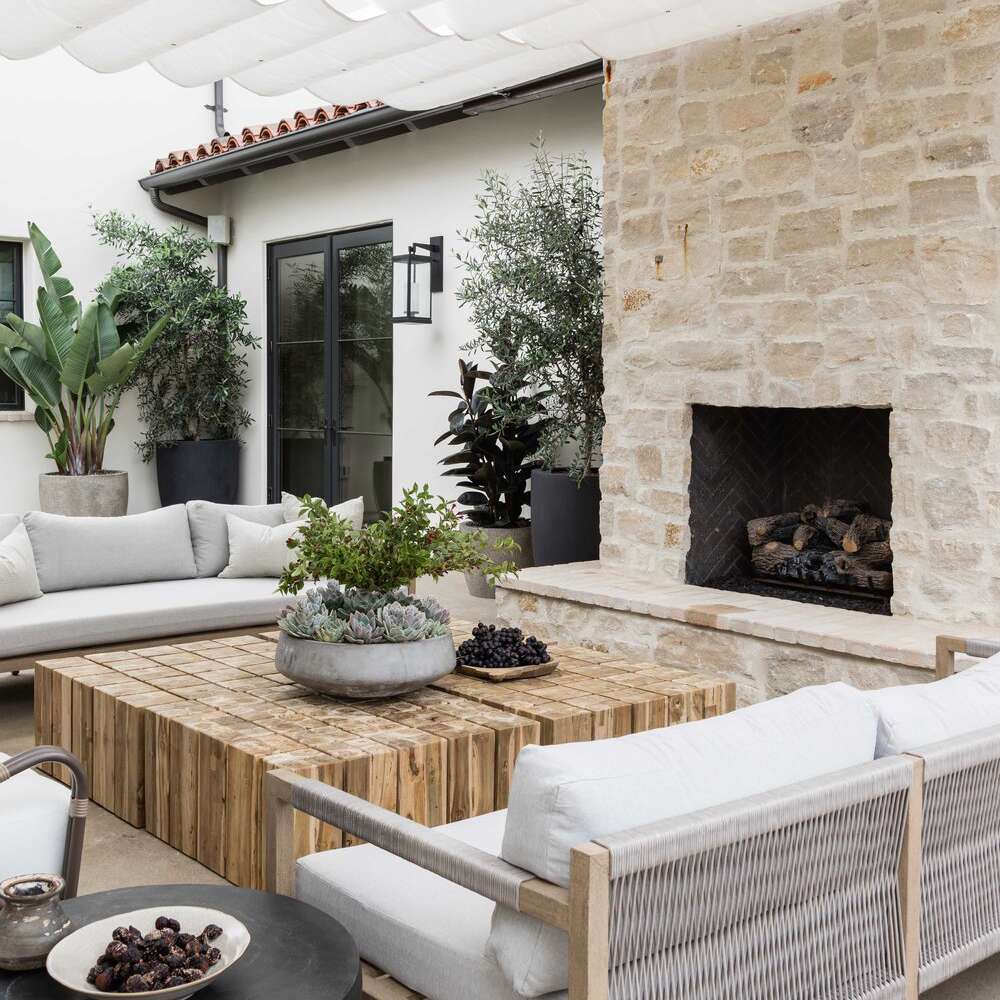 围绕着石砌壁炉的室外露台