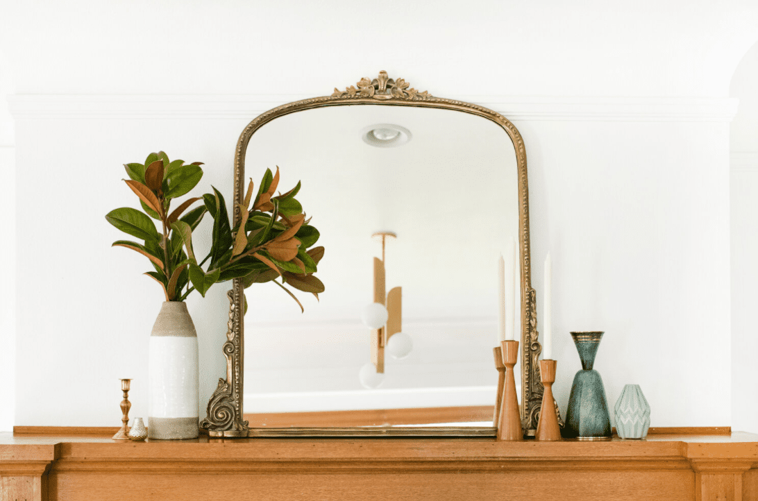 一个带金镜子和几个装饰的地幔