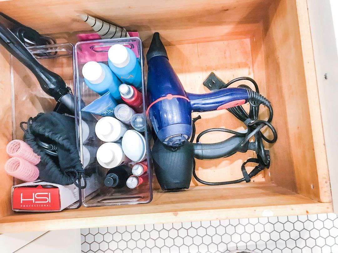 放有吹风机和护发产品的整洁抽屉。