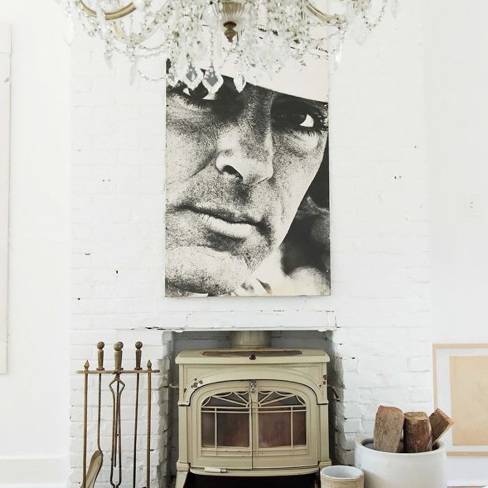 白色客厅与大型黑白照片和吊灯。