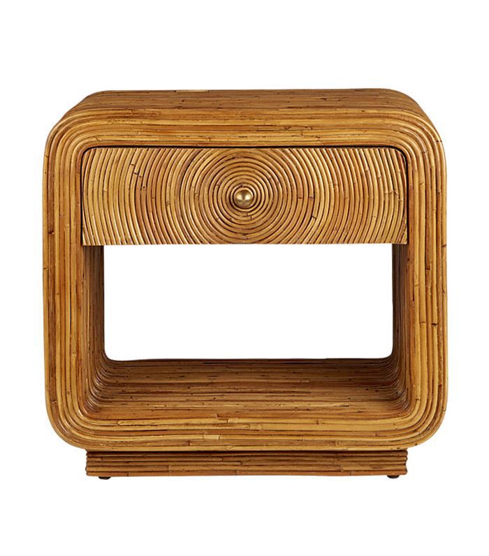 塔卢拉藤床头柜上