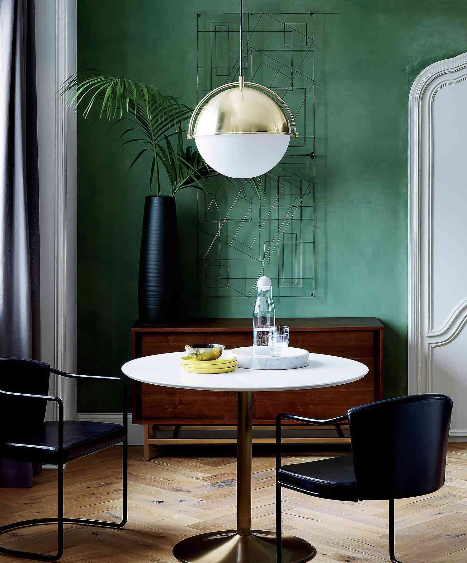 悬挂在餐桌上的吊坠光