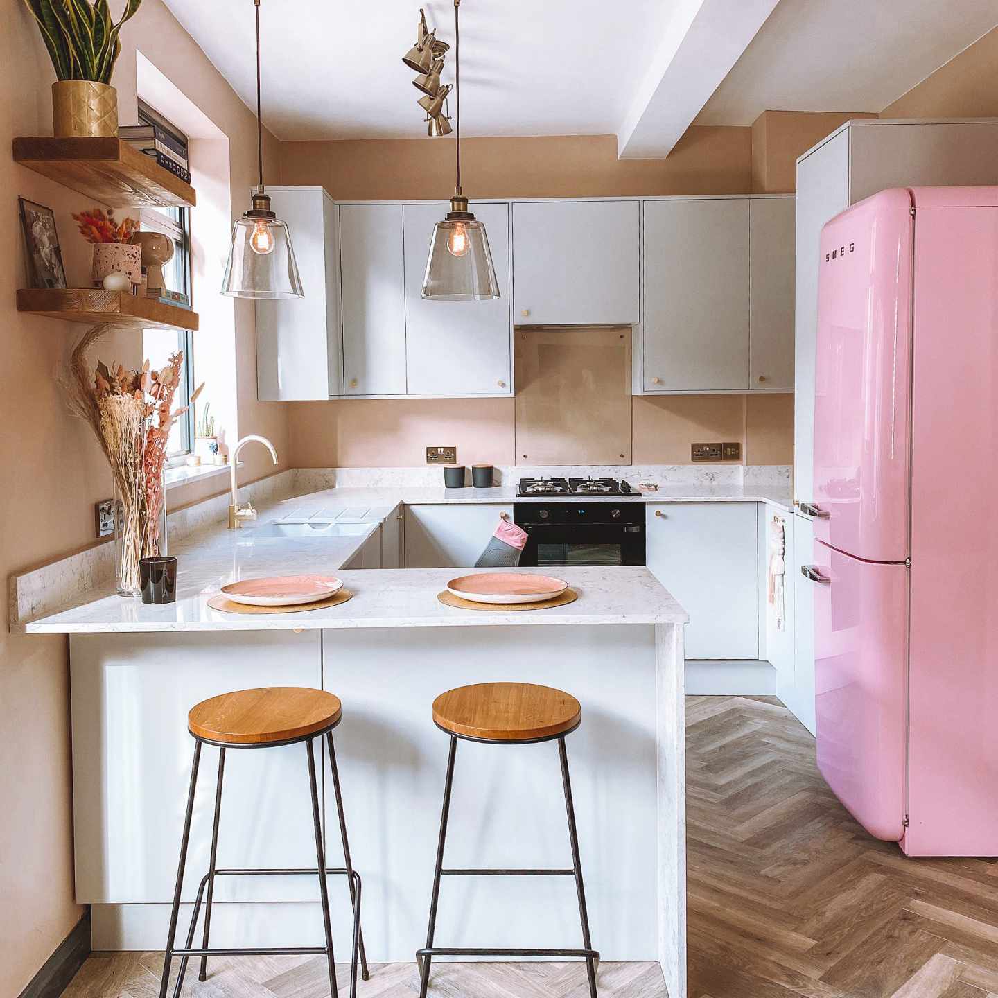 粉红色的厨房和粉红色的SMEG冰箱