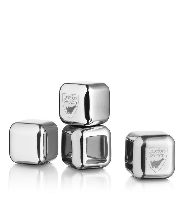 冰冻在鸡尾酒里的银块。