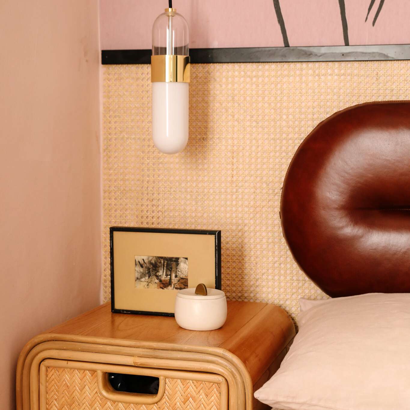 时髦的床头柜上