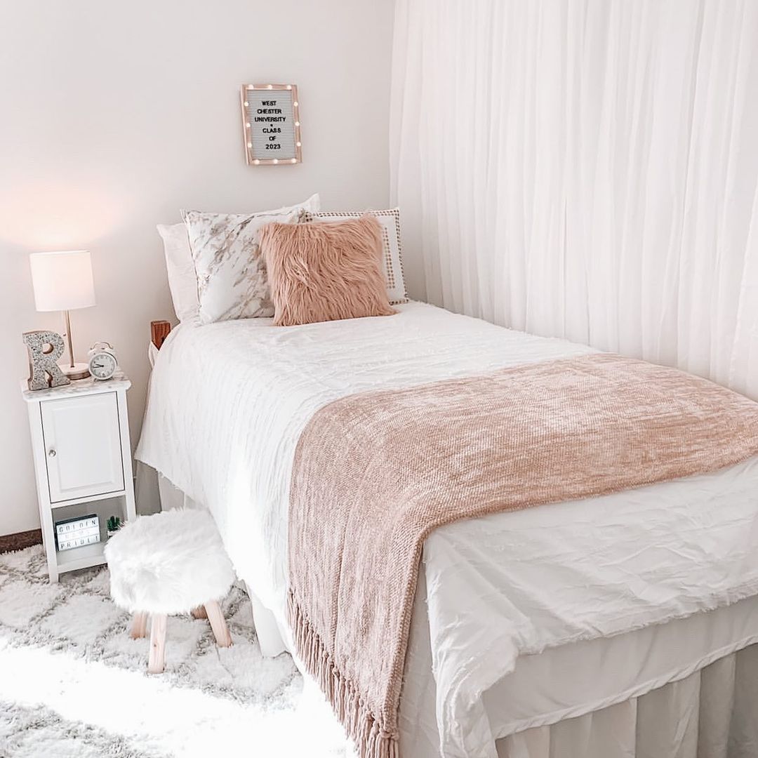 淡粉色的宿舍床。