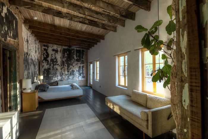 在黛安·基顿的图森家的卧室。