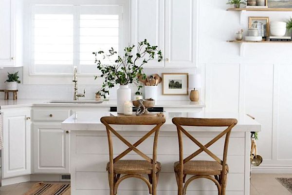 白色农舍式厨房。