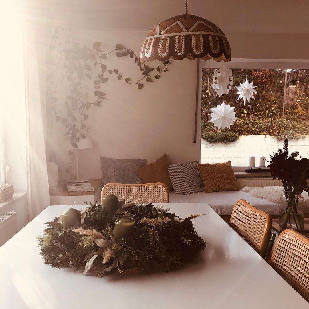 在厨房用桌上的花圈。