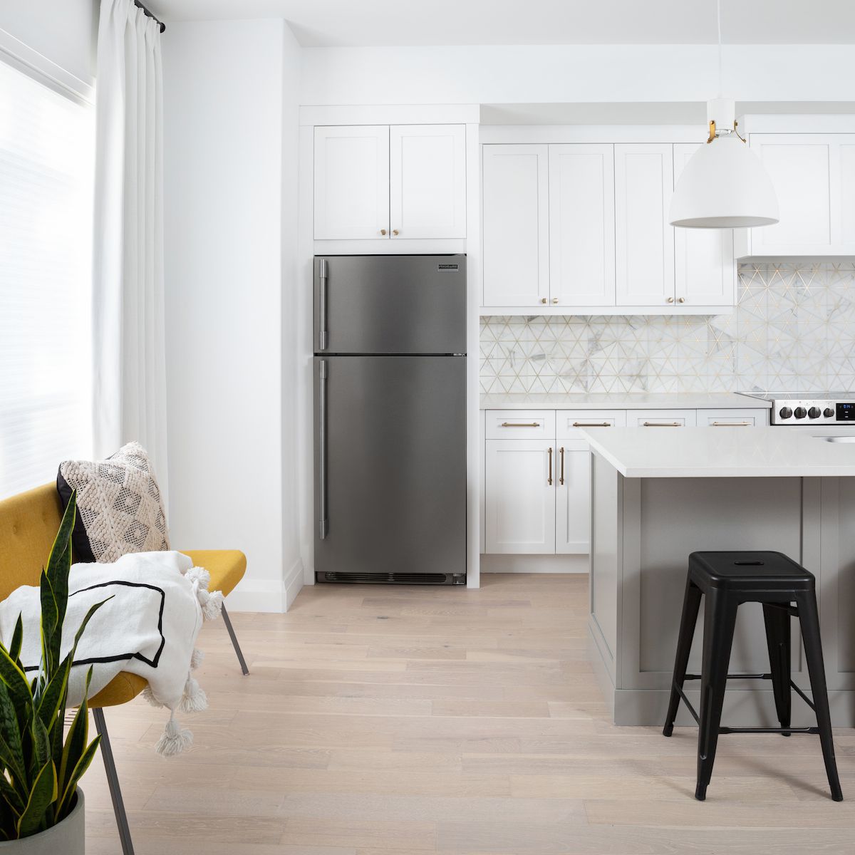 厨房后挡板内衬大理石瓷砖，有淡淡的金属金色线条