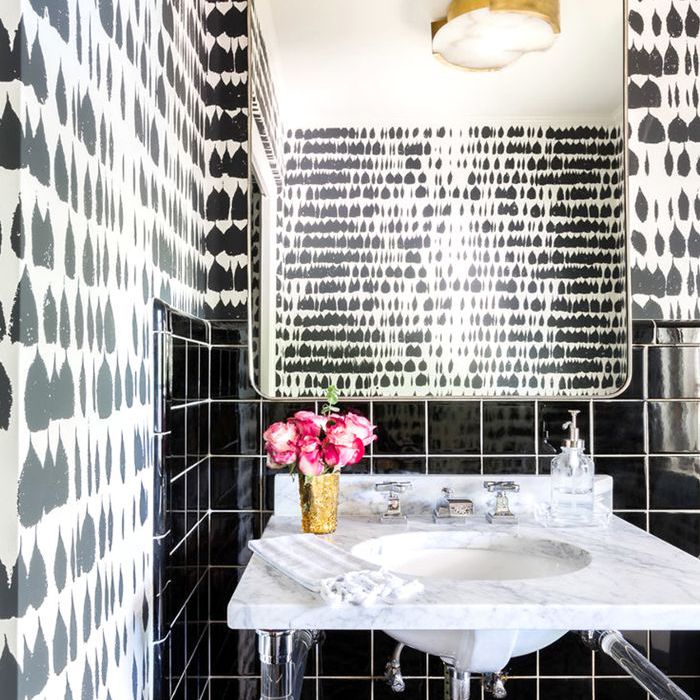 瓷砖和壁纸的浴室