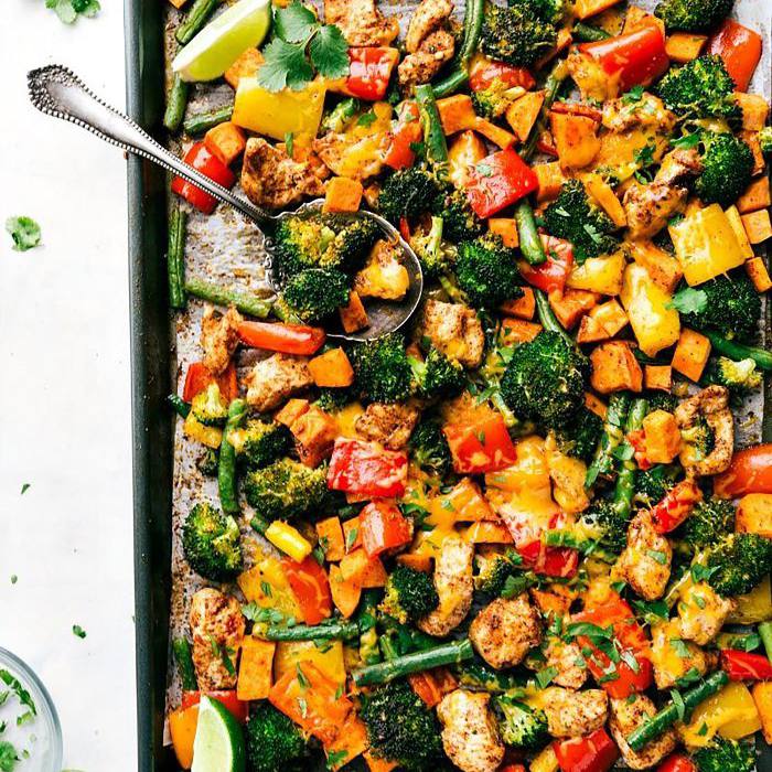 一盘鸡肉和蔬菜