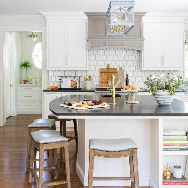 传统厨房用浅蓝色吊灯