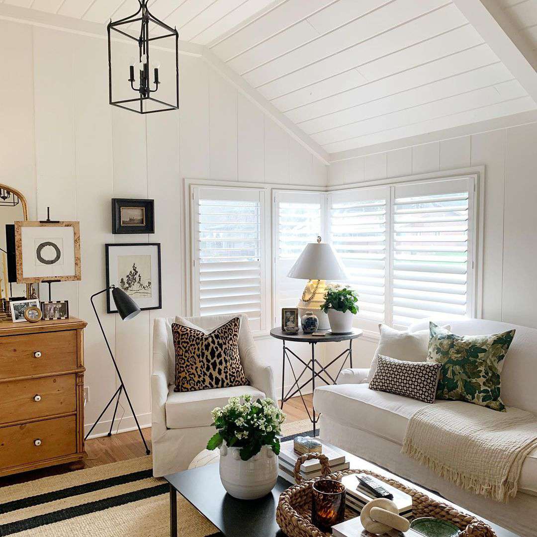 带倾斜天花板的客厅