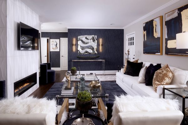 本周的改造 - 室内设计由S＆S，Glam Living Room壁炉和海军壁纸之后