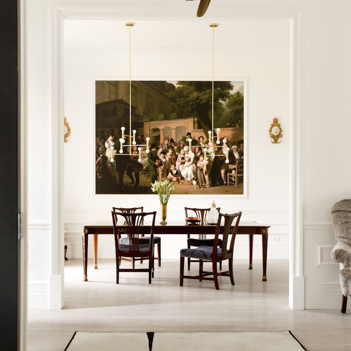 带木桌和两种配套金属吊灯的餐厅