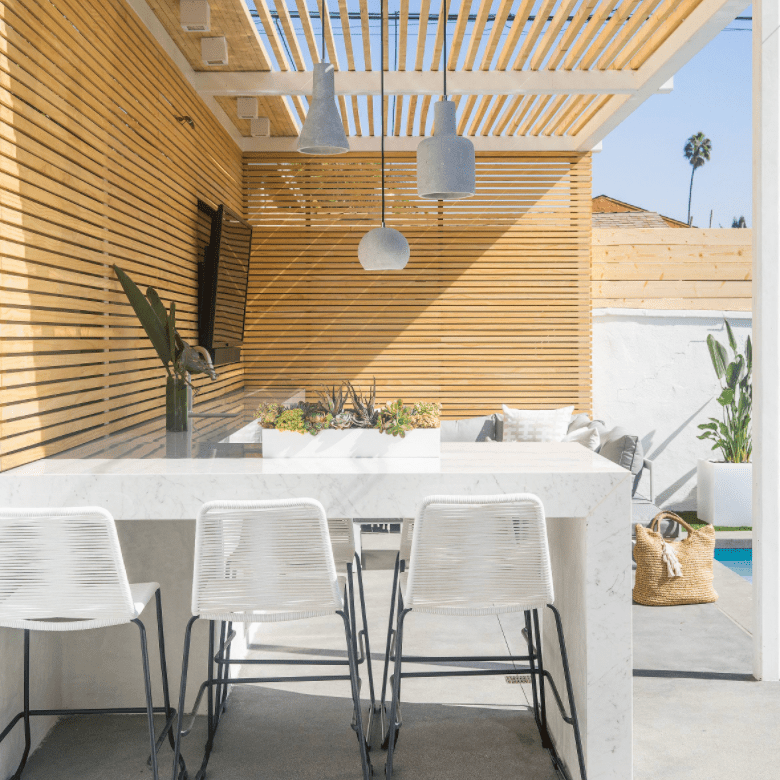 木质装饰的甲板上有白色大理石台面和白色吊灯