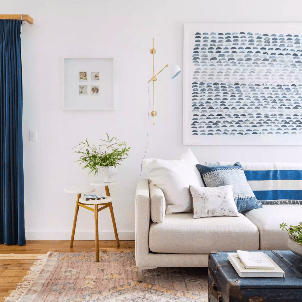 客厅的木板天花板是白色的，蓝色的色调贯穿整个客厅