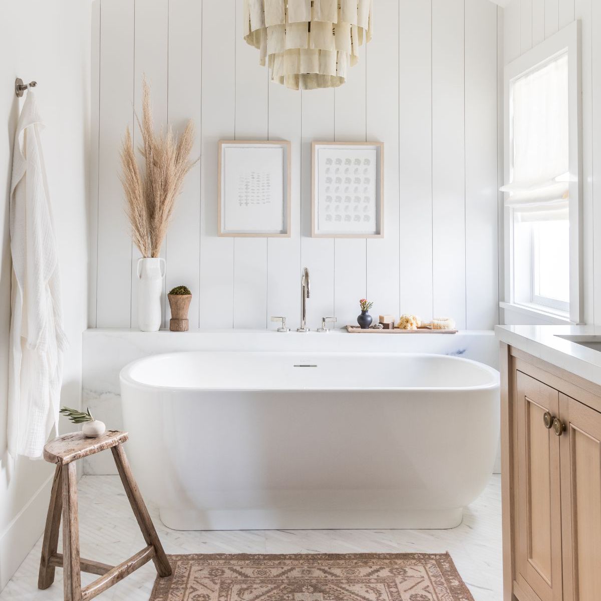 带立式浴缸的浴室