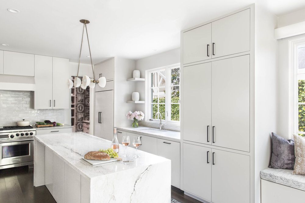 白色厨房与大理石岛