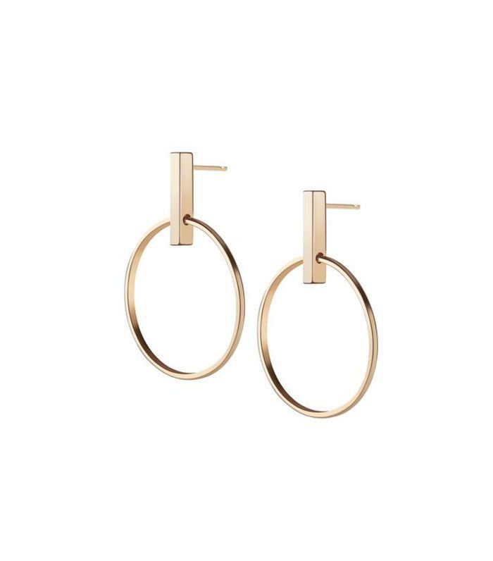 在黄色圆圈耳环