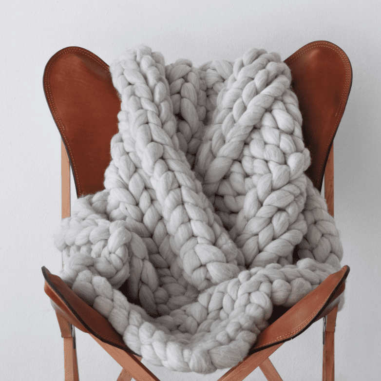 浅灰色厚实的针织毯，目前在公民待售