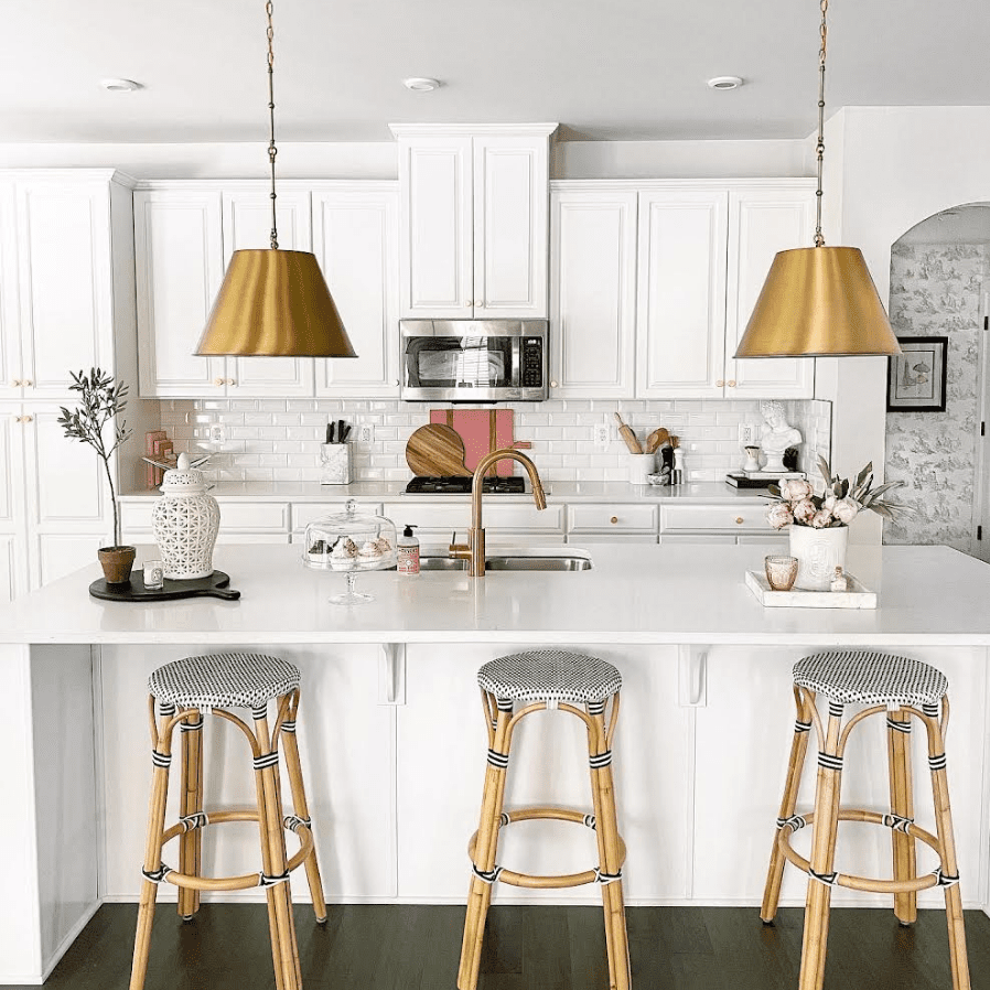 白色的厨房，金色的吊灯