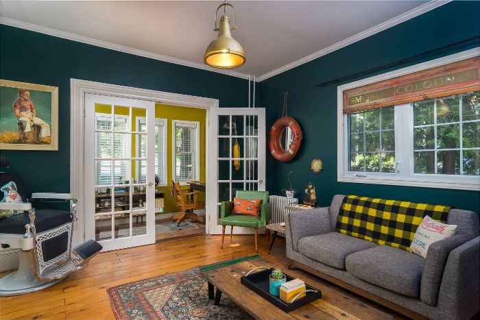 韦斯安德森(Wes anderson)为主题的Airbnb的客厅