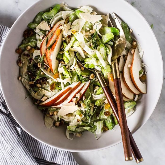 芹菜梨和榛子沙拉